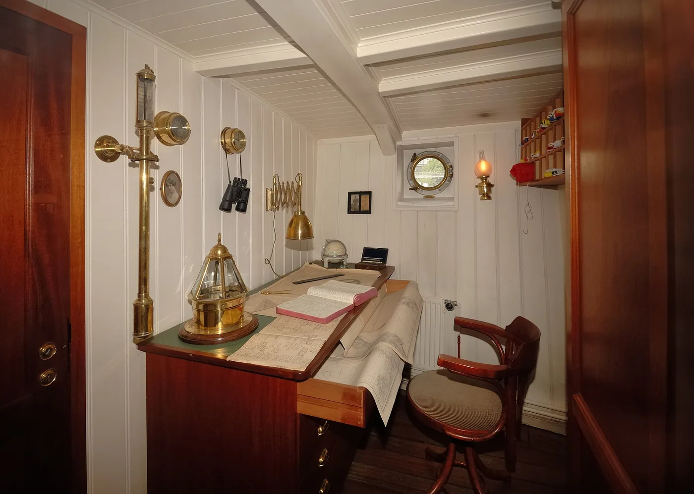 Navigationsraum an Bord der Rickmer Rickmers mit historischen Instrumenten