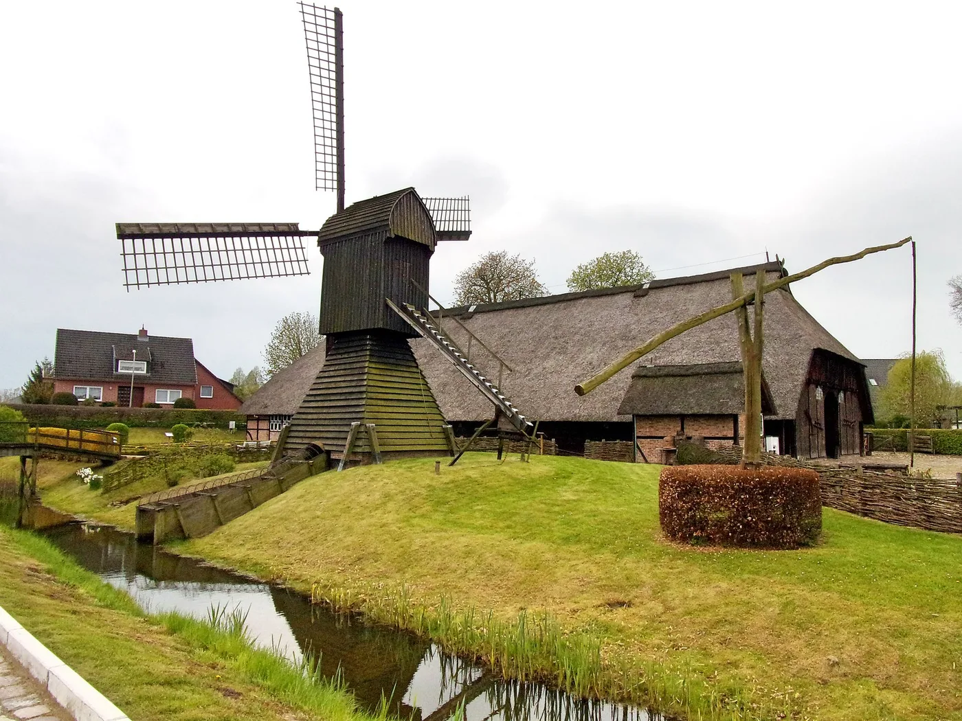 Rieck-Haus in Curslack mit Windmühle und reetgedecktem Fachwerkhaus