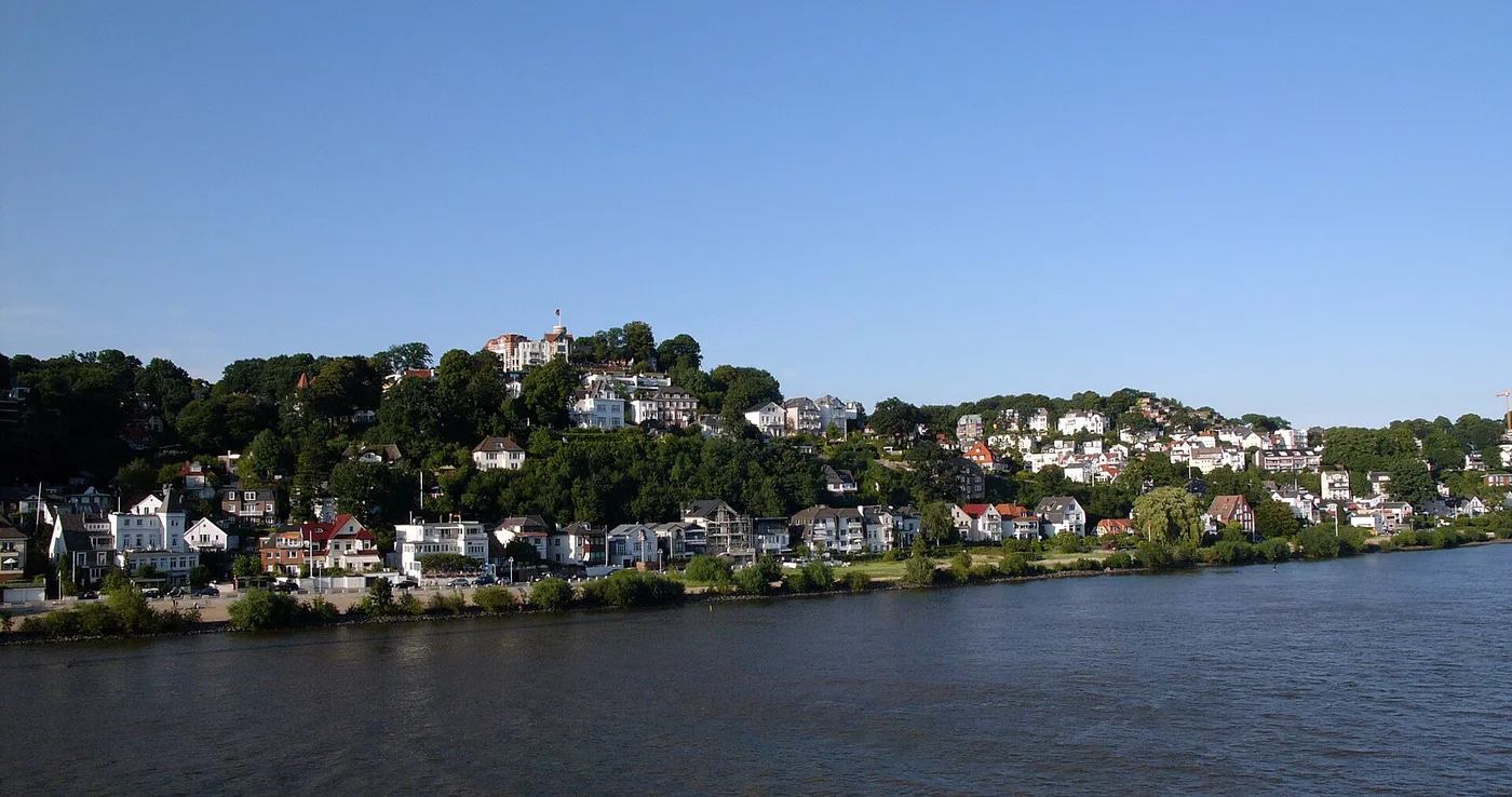 Blankenese von der Elbe aus mit Treppenviertel und Süllberg