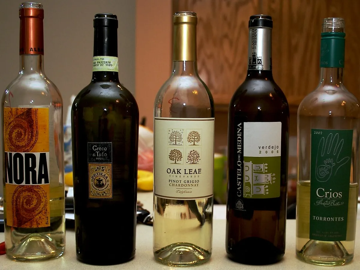 Weißwein in Gläsern auf einem Tisch
