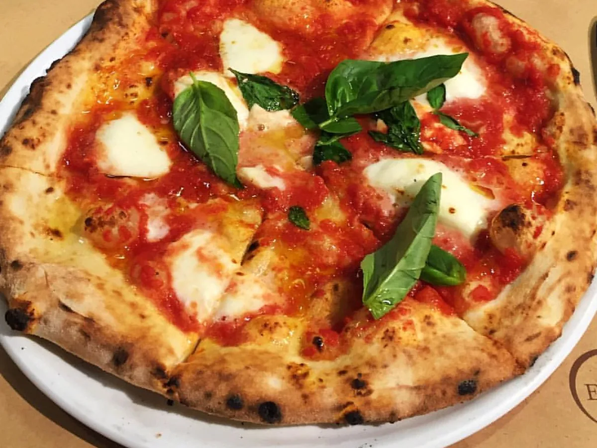 Pizza mit Tomate, Mozzarella und Basilikum