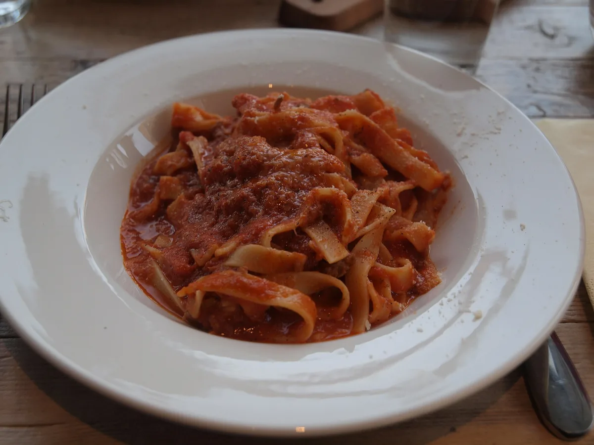 Teller Pasta mit Sauce und Kräutern
