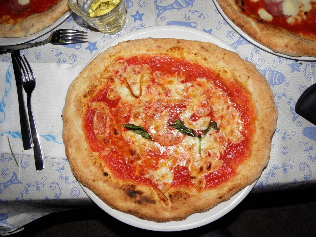 Pizza mit Tomate, Mozzarella und Basilikum
