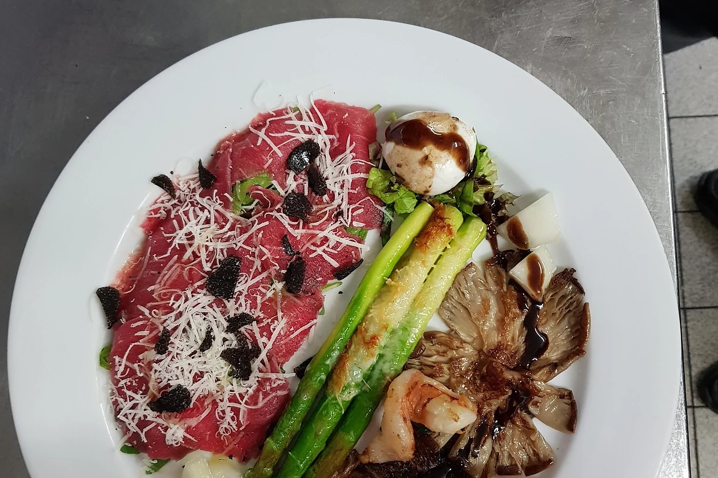Carpaccio mit Rucola und Parmesan