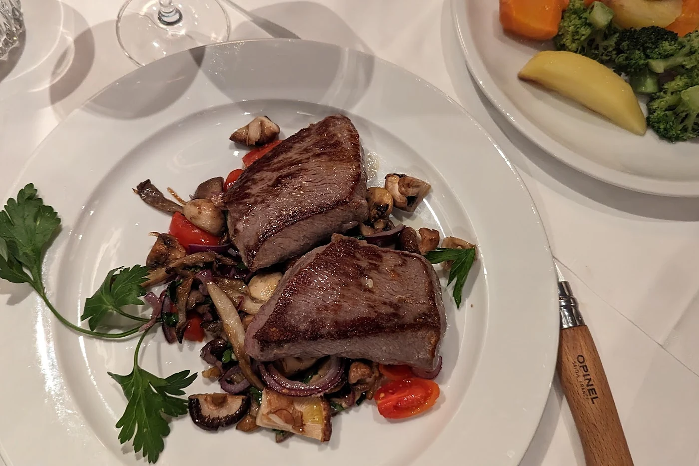 Lammkoteletts mit Gemüse auf weißem Teller