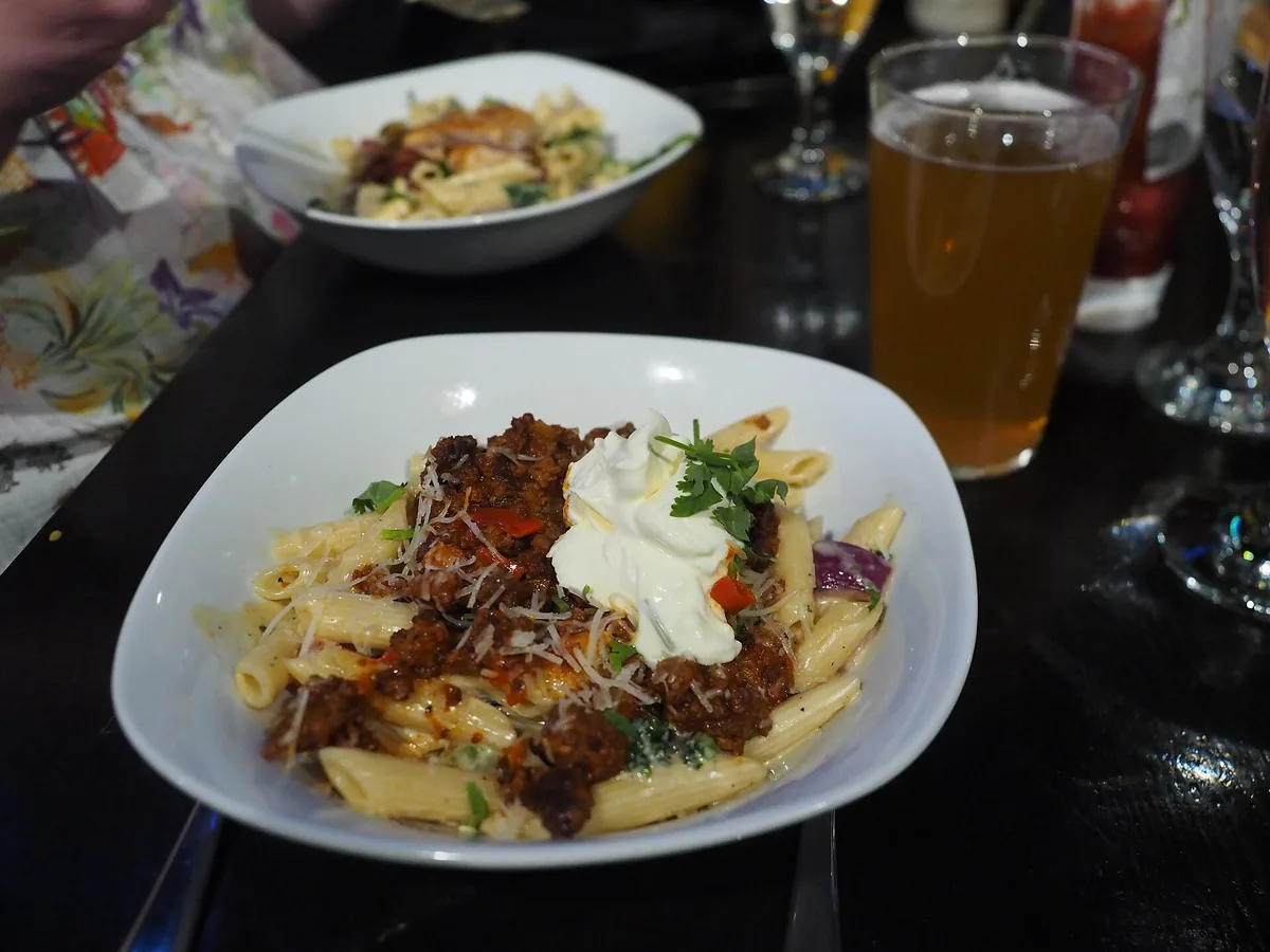 Teller Pasta mit Sauce und Kräutern