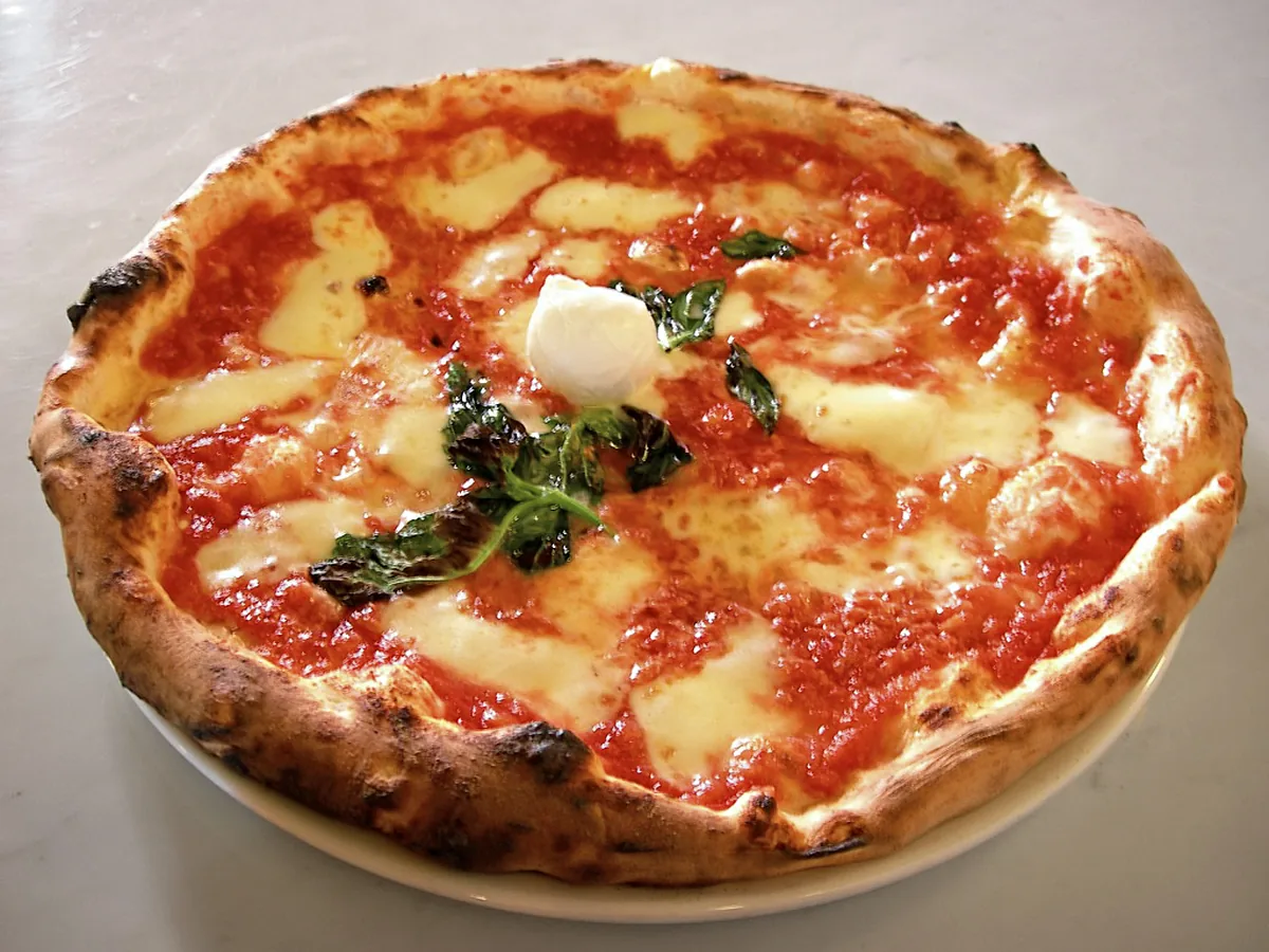 Pizza mit Tomate, Mozzarella und Basilikum