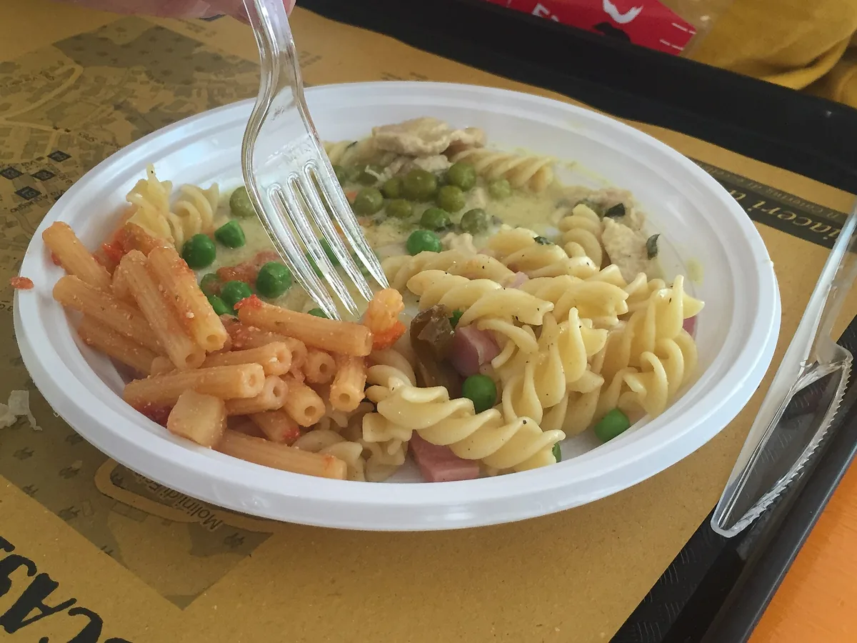 Teller Pasta mit Sauce und Kräutern