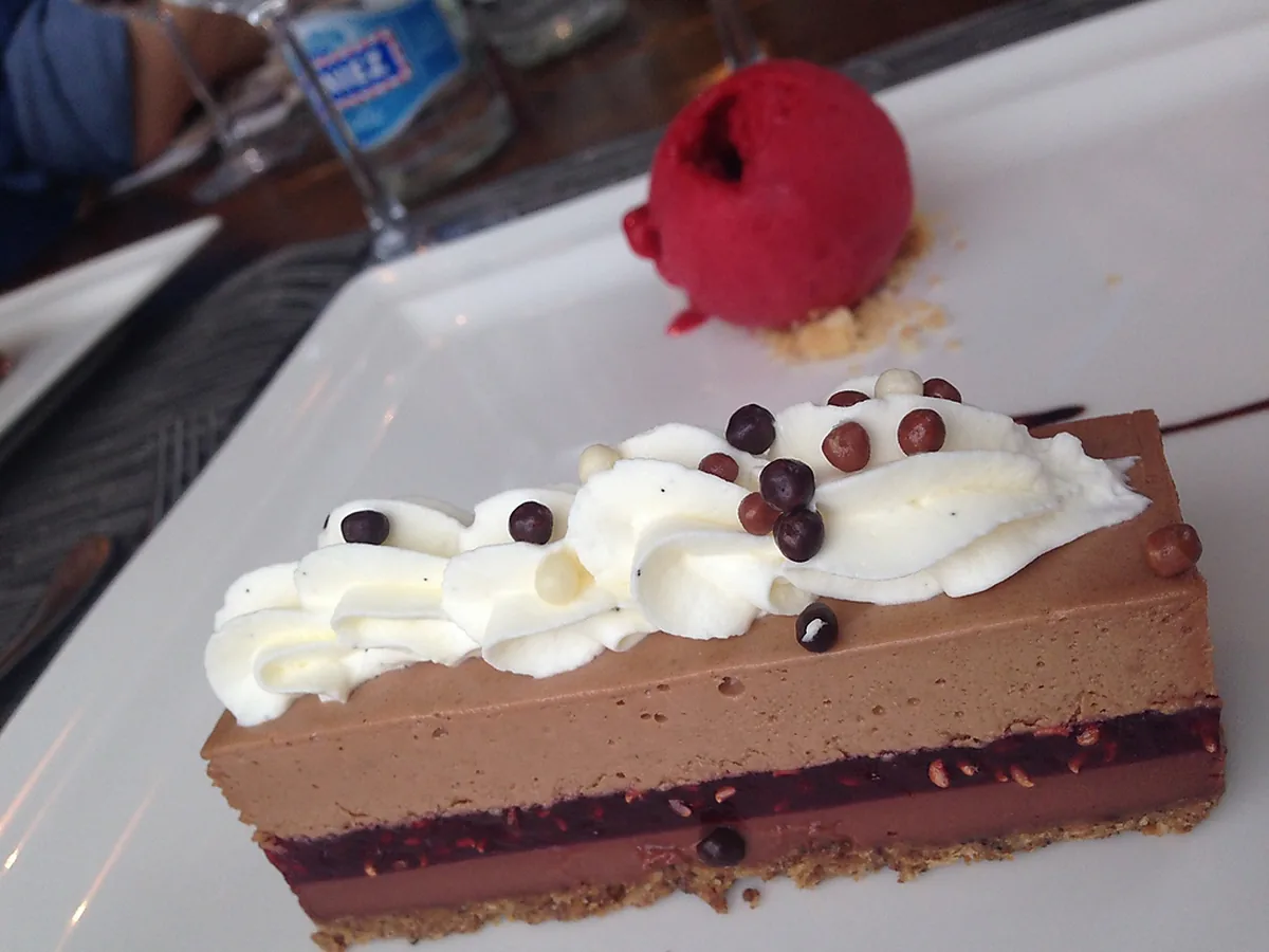 Stück Käsekuchen mit Kaffee