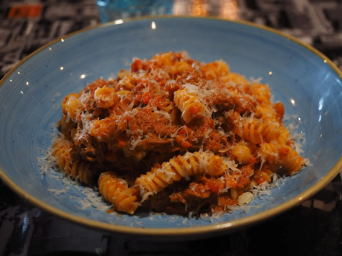 Teller Pasta mit Sauce und Kräutern