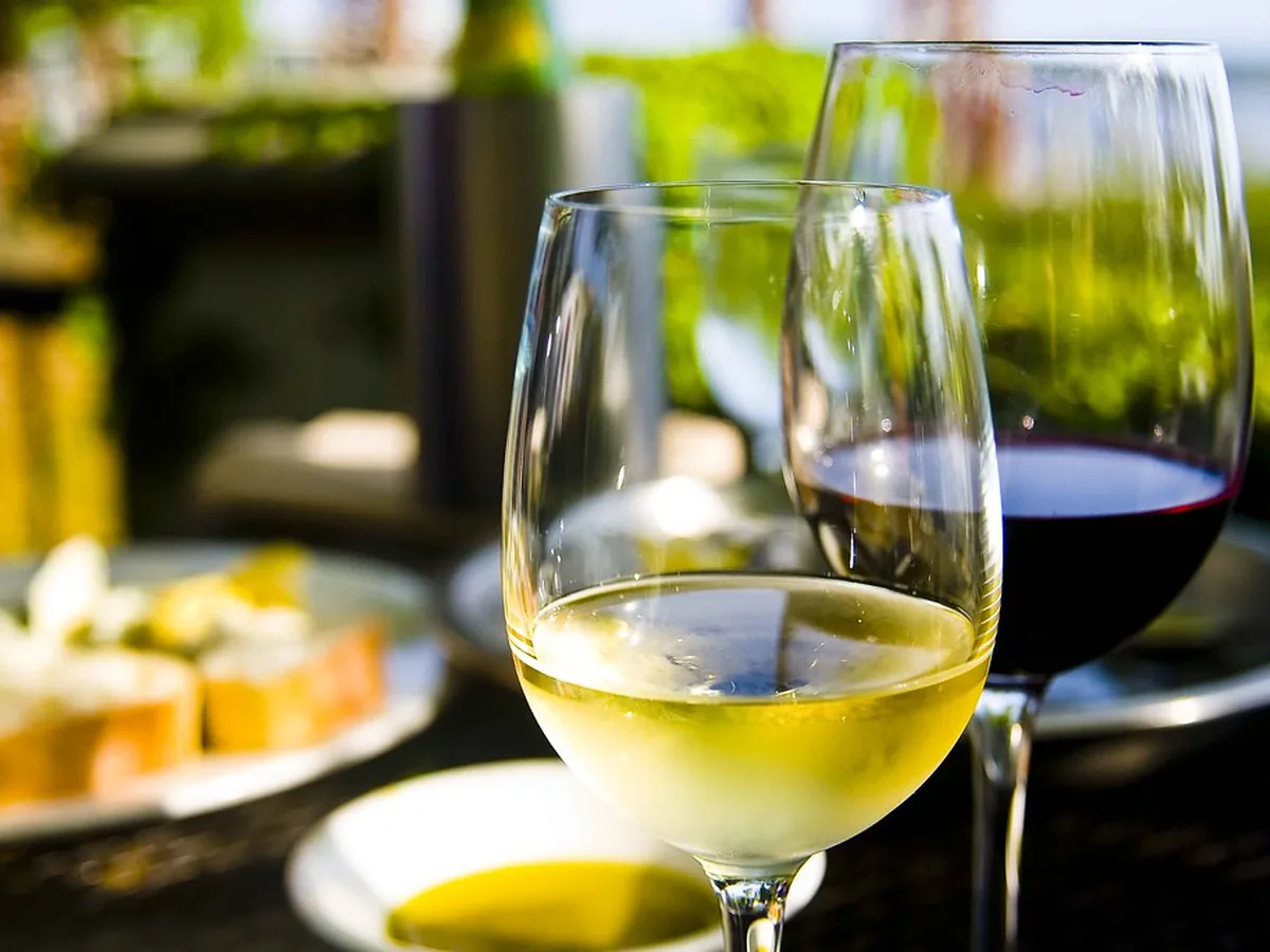 Weißwein in Gläsern auf einem Tisch