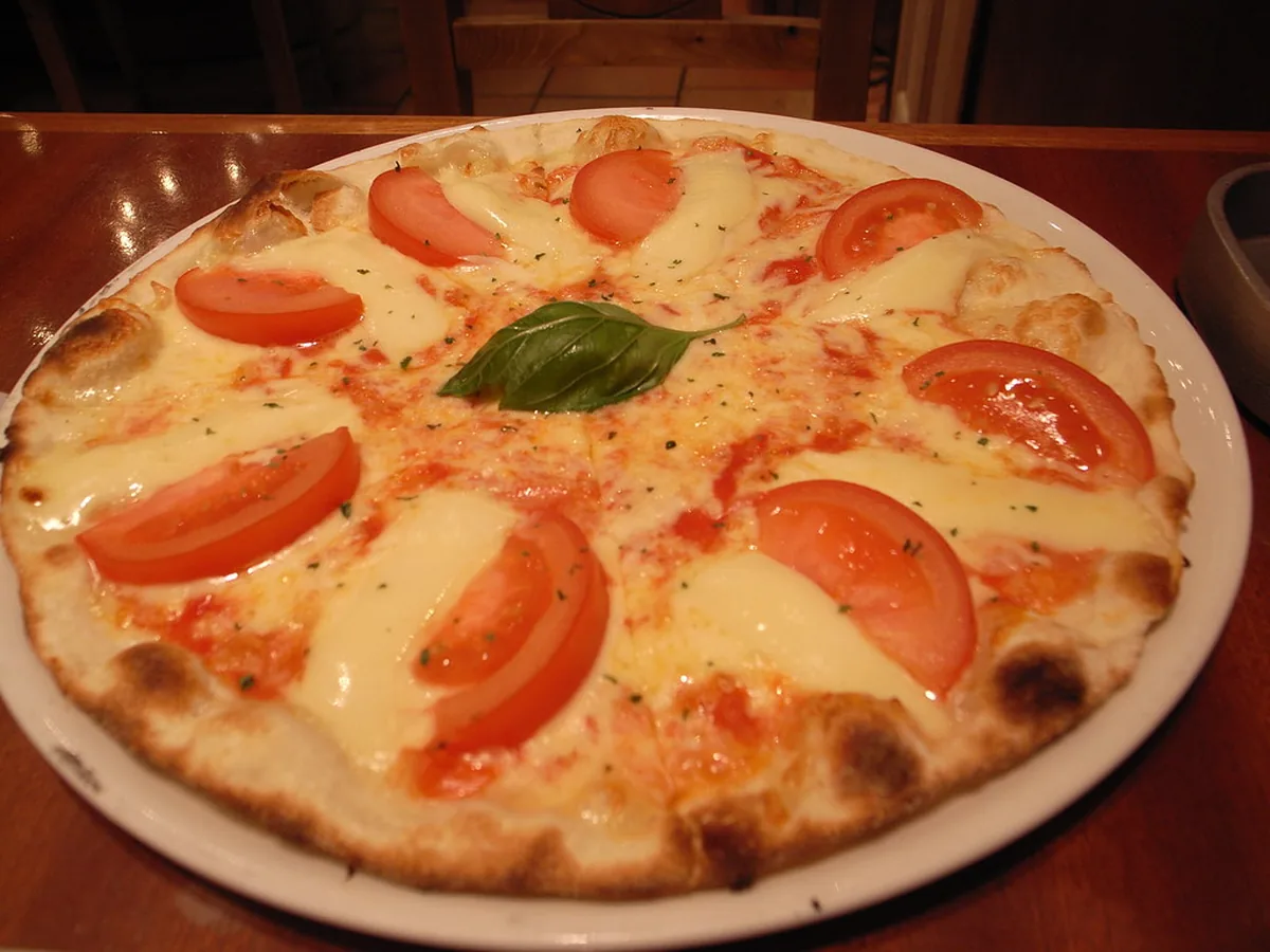Pizza mit Tomate, Mozzarella und Basilikum