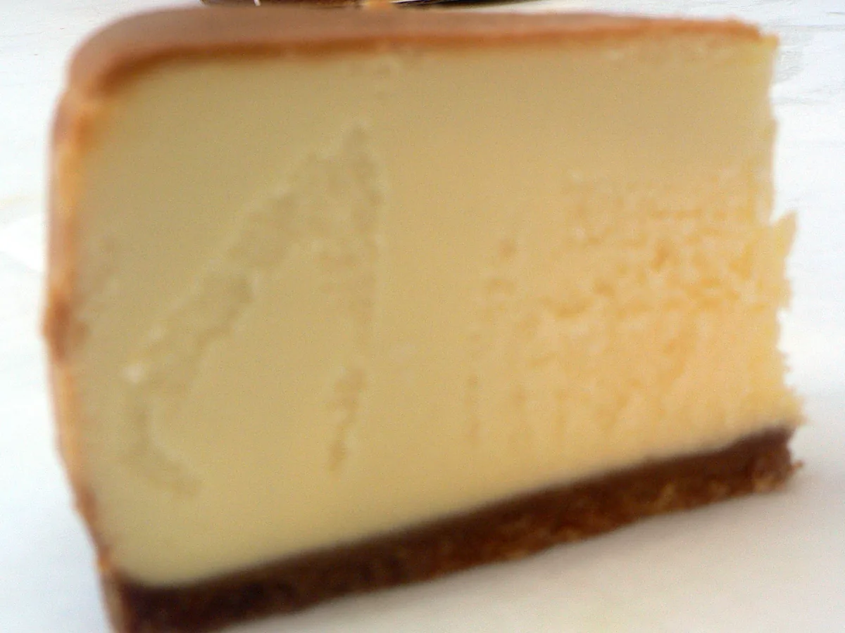 Stück Käsekuchen mit Kaffee