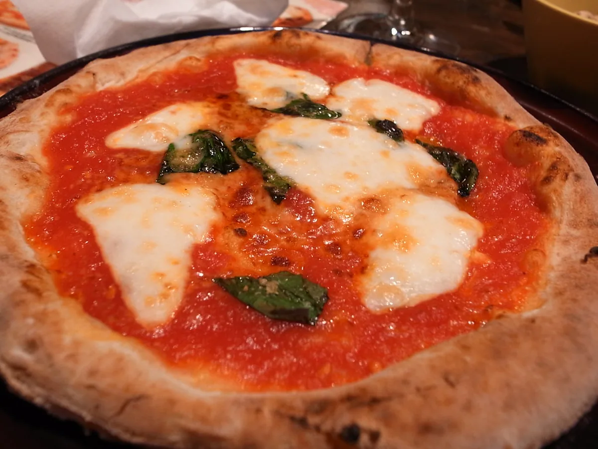 Pizza mit Tomate, Mozzarella und Basilikum