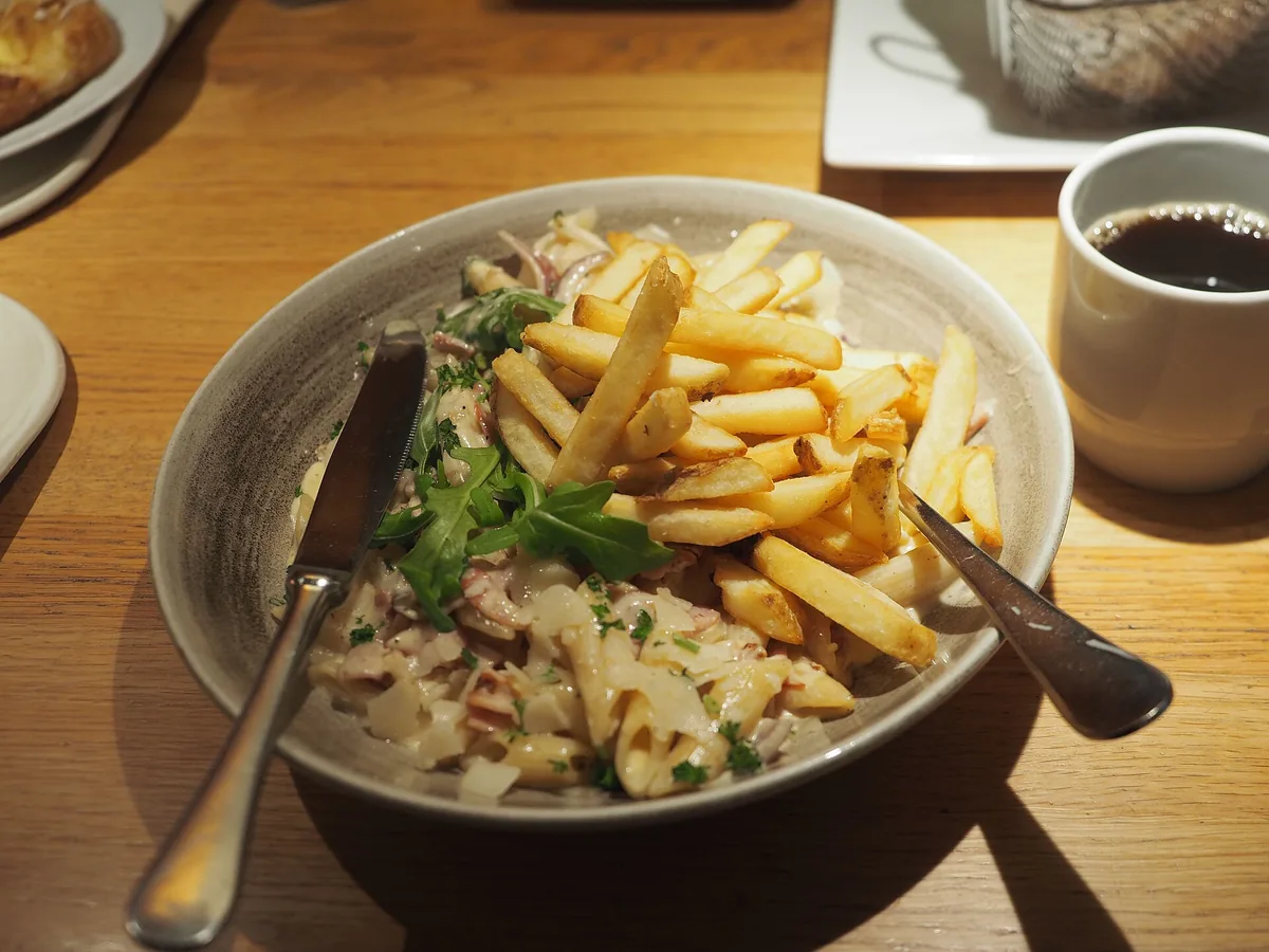 Teller Pasta mit Sauce und Kräutern