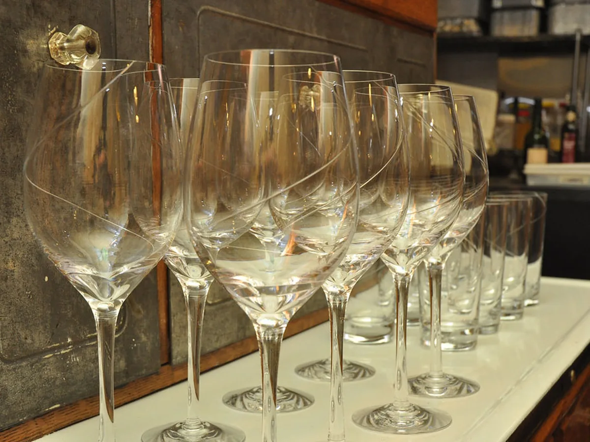 Weißwein in Gläsern auf einem Tisch