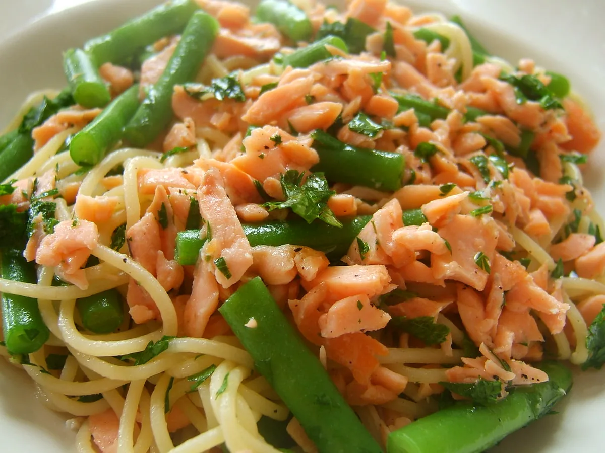 Teller Pasta mit Sauce und Kräutern