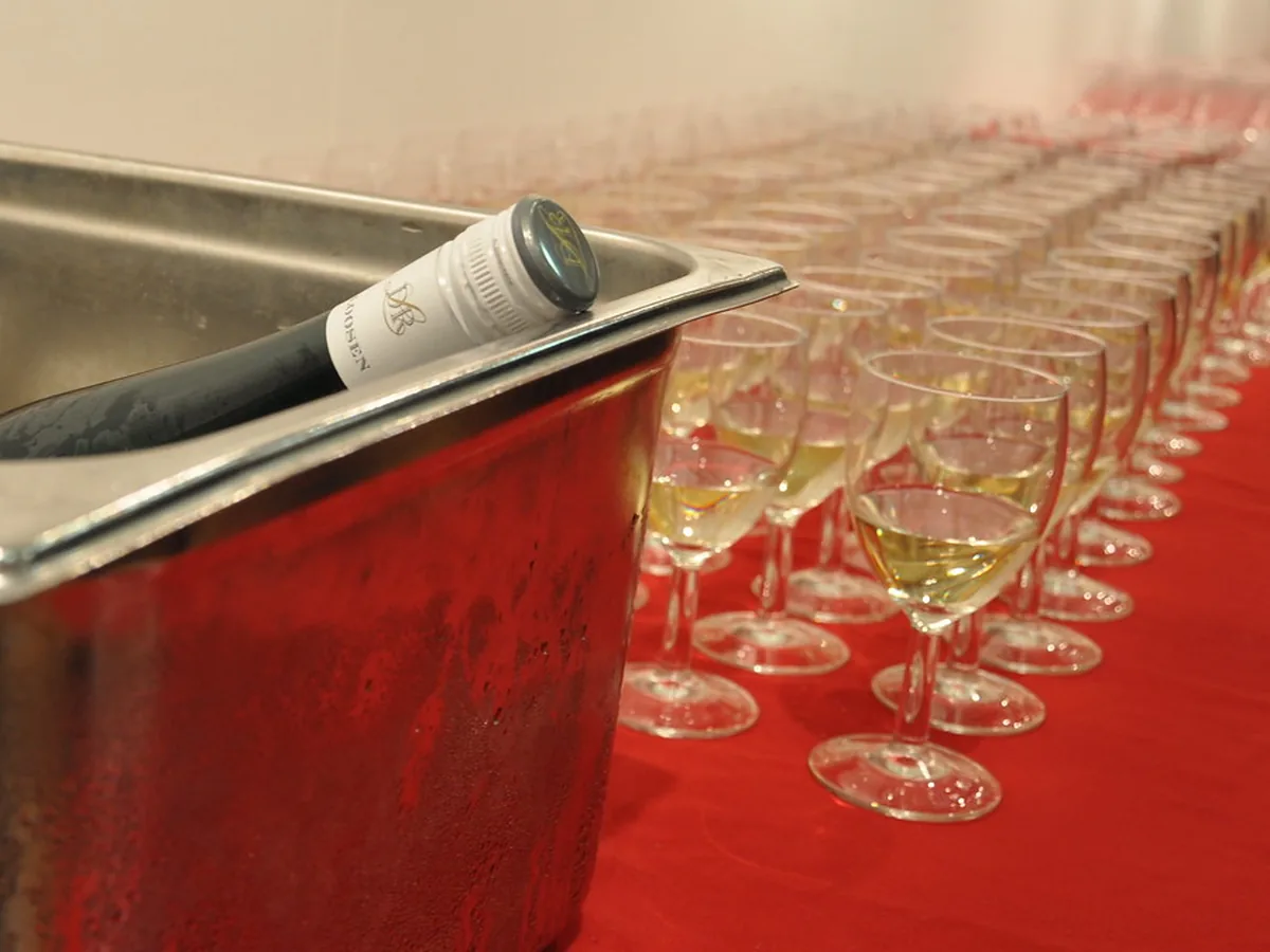 Weißwein in Gläsern auf einem Tisch
