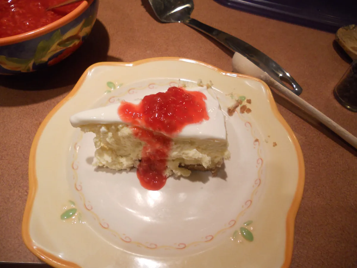 Stück Käsekuchen mit Kaffee