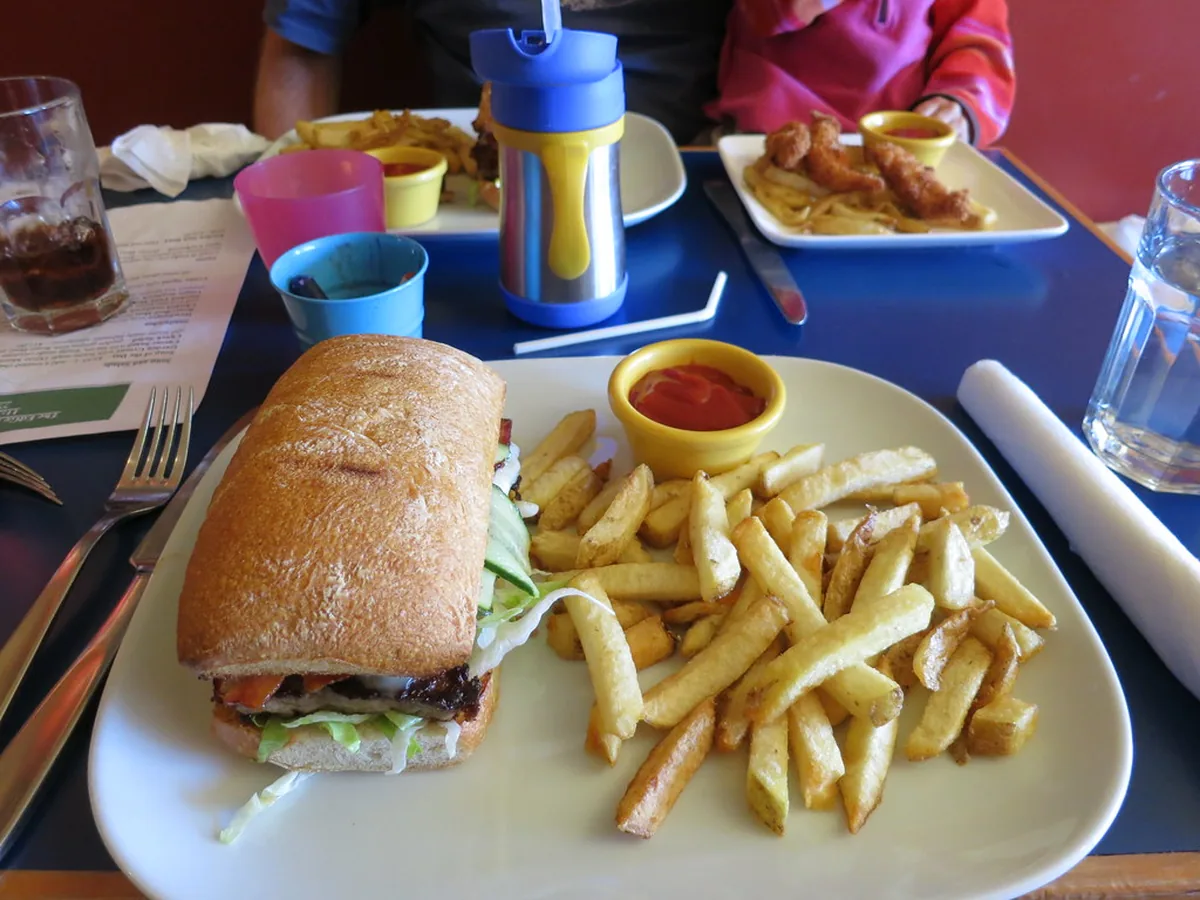 Burger mit Pommes auf einem Teller