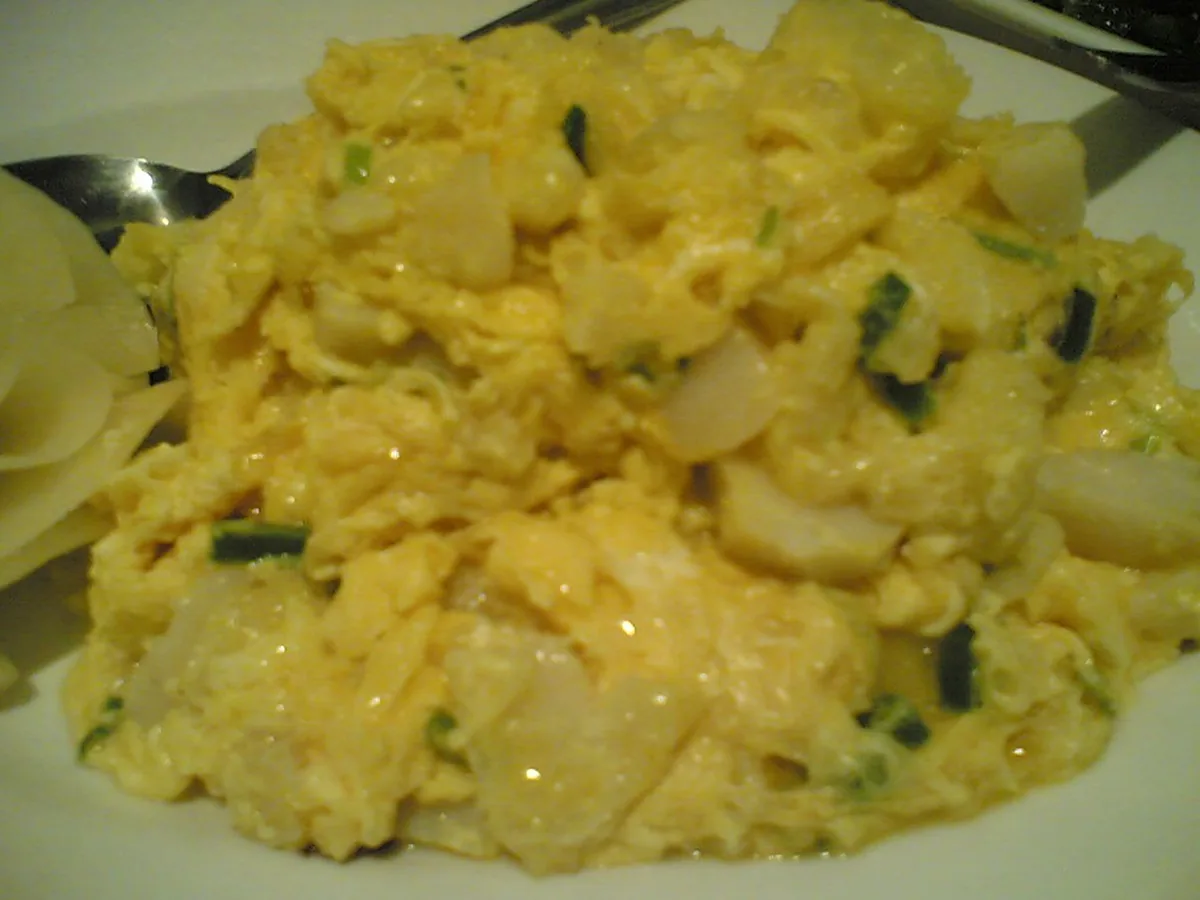 Teller Pasta mit Sauce und Kräutern