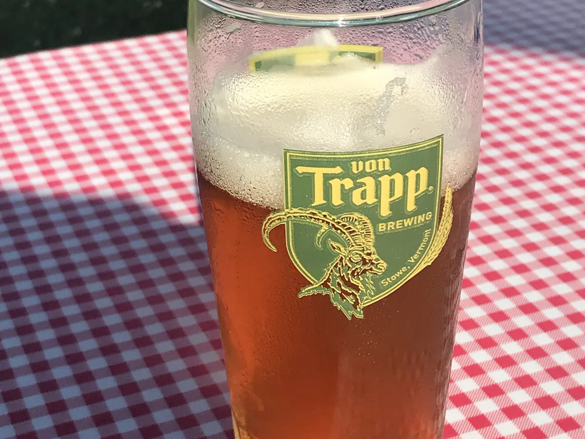 Frisch gezapftes Bier im Glas