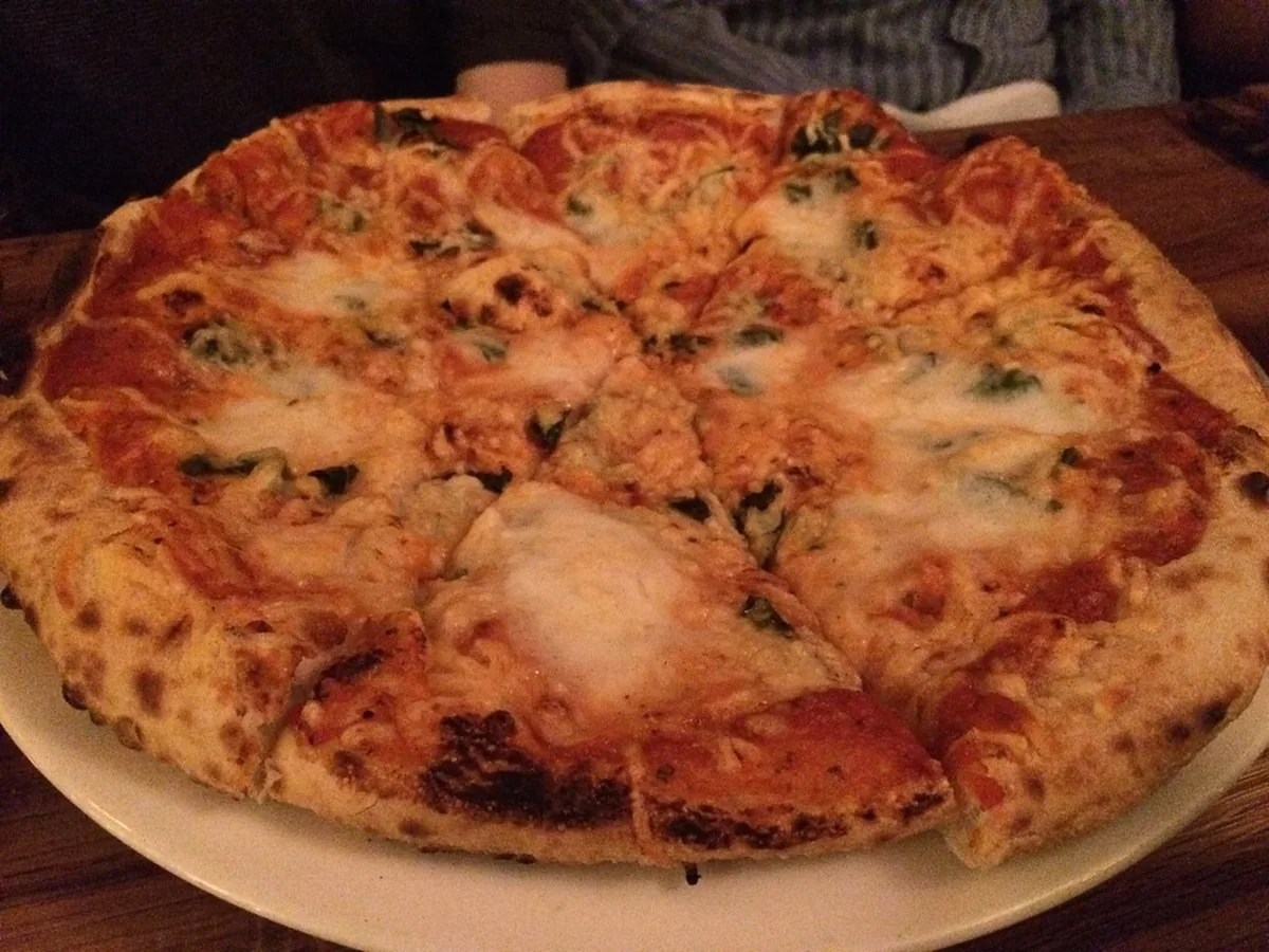 Pizza mit Tomate, Mozzarella und Basilikum