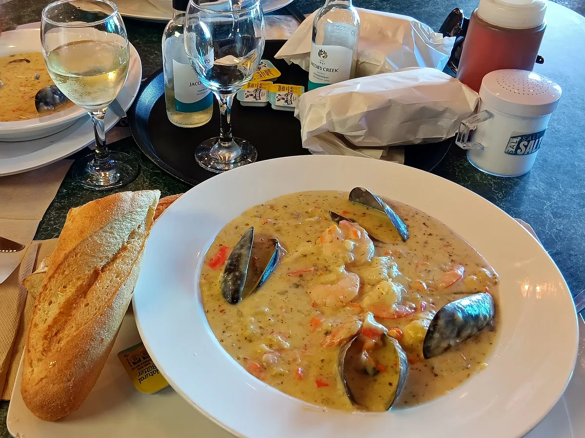 Weißwein in Gläsern auf einem Tisch
