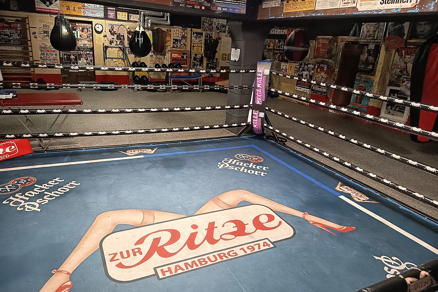 Boxring im Keller der Ritze mit dem Schriftzug Zur Ritze Hamburg 1974 auf der Matte
