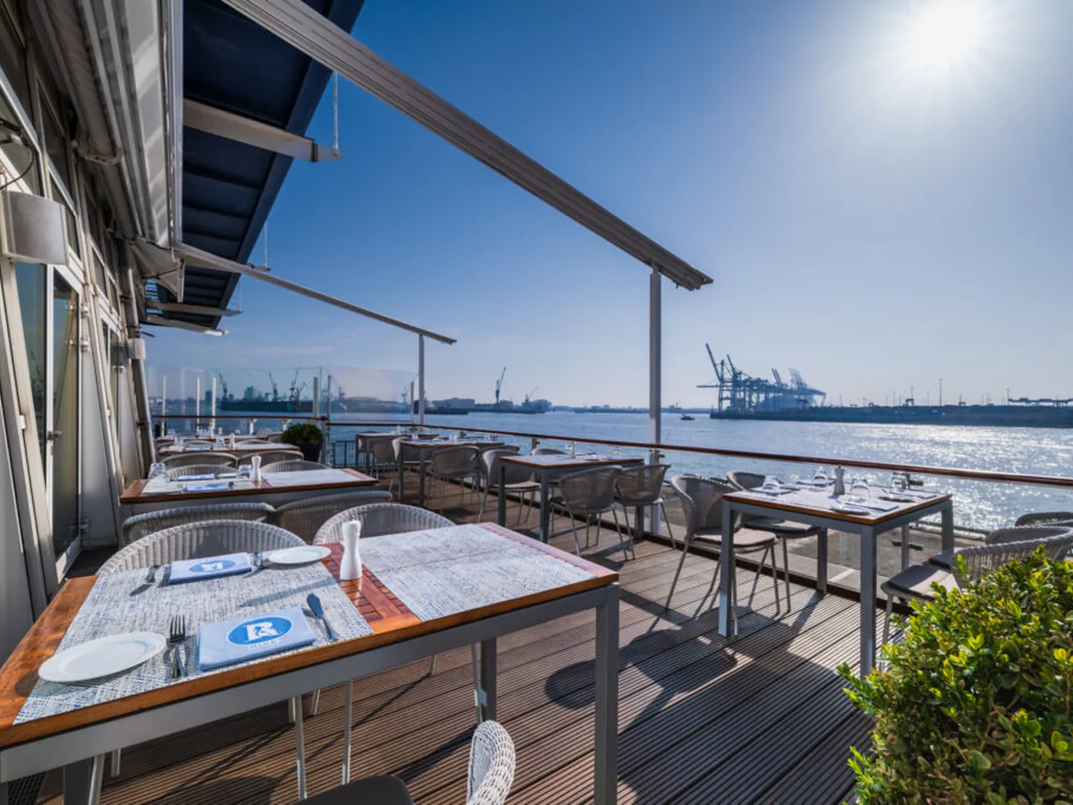 Terrasse des Rive mit Blick auf den Hamburger Hafen