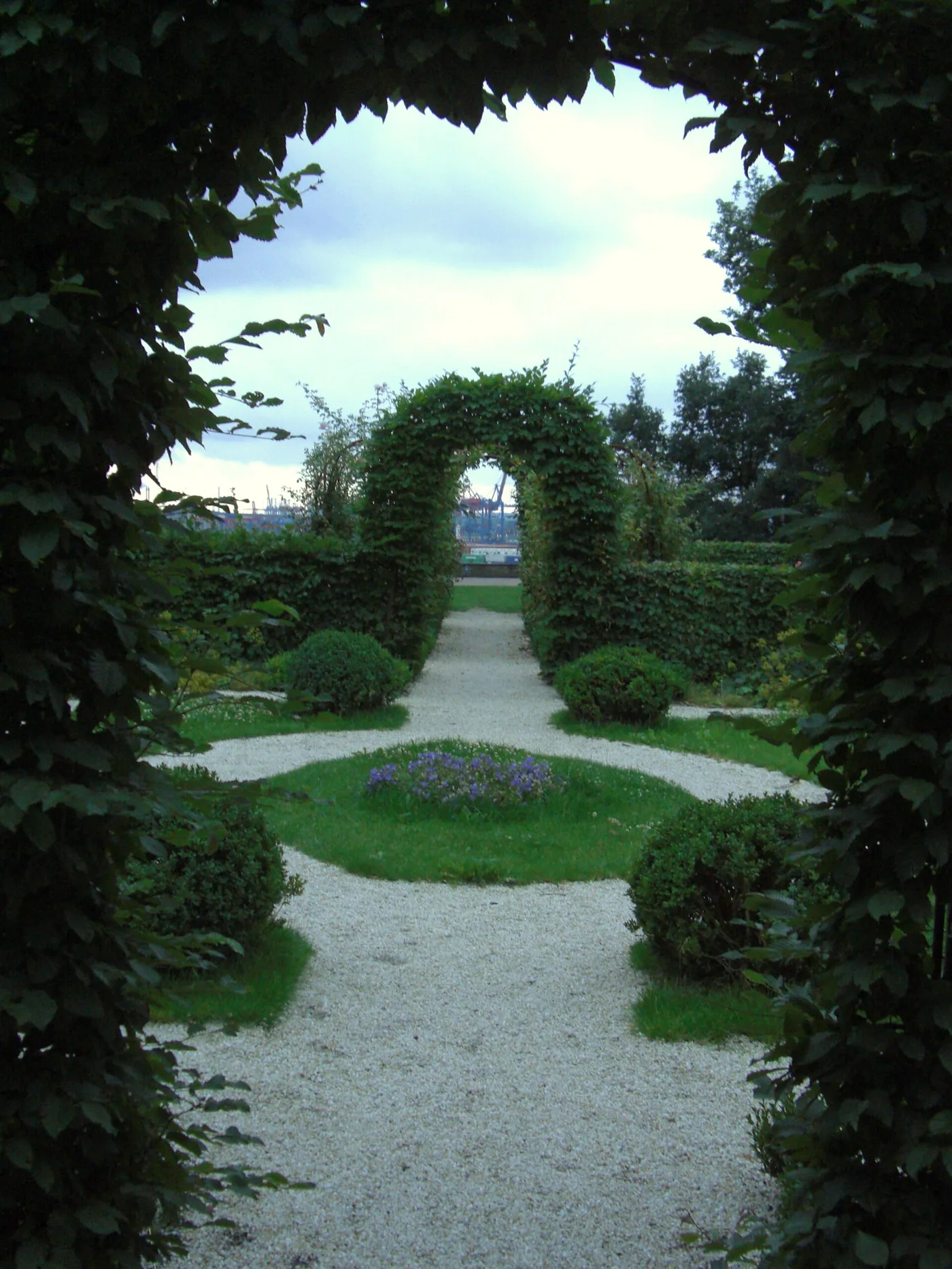 Rosenbeete im östlichen Teil des Rosengartens in Ottensen