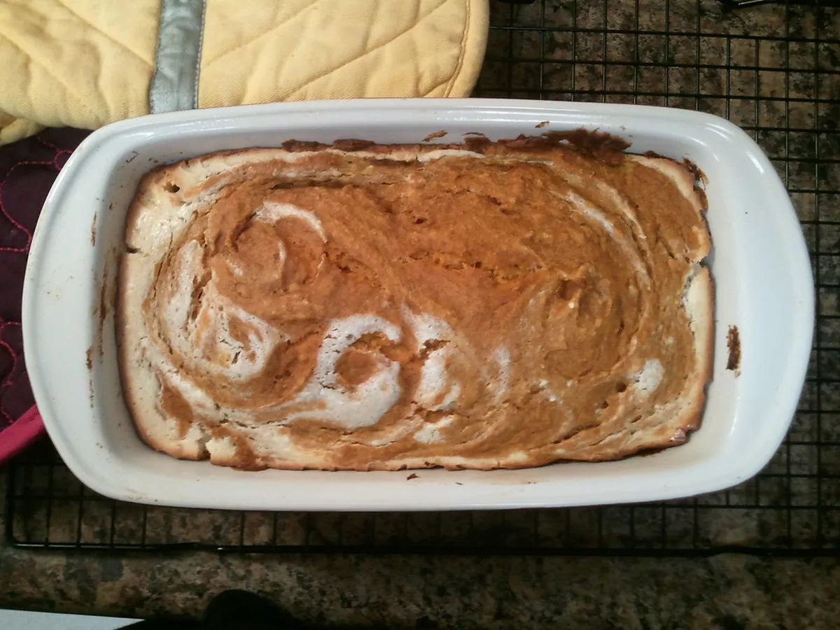 Stück Käsekuchen mit Kaffee