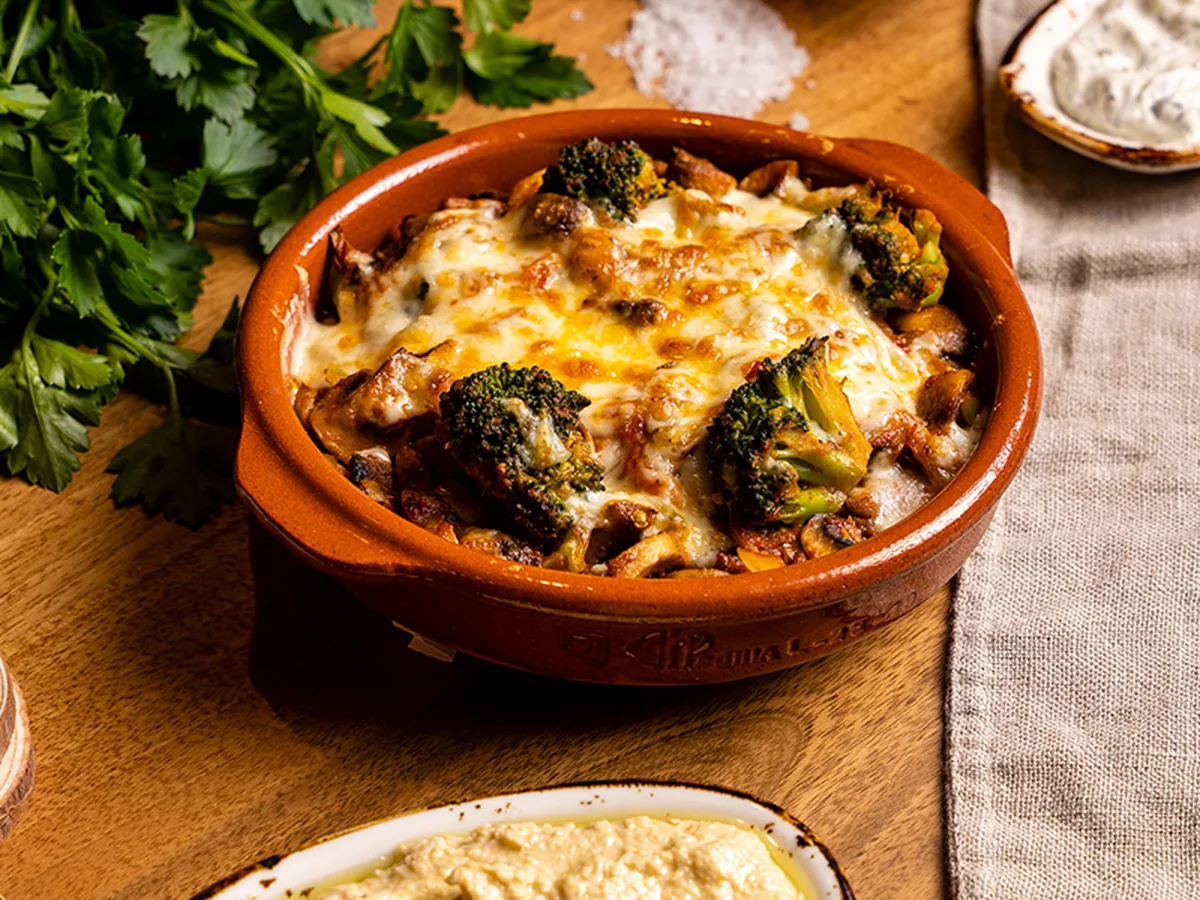 Überbackener Auflauf mit Brokkoli und Käse im Tontopf