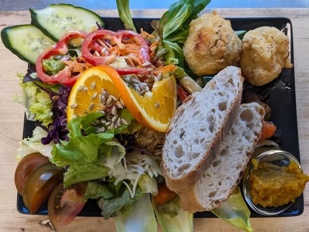 Teller mit gemischtem Salat, Falafel und Brot