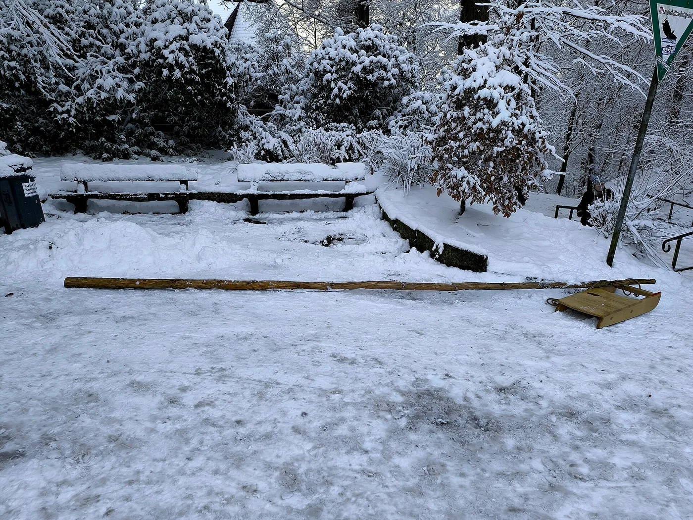Kreek-Schlitten im Schnee an der Rodelbahn in Schinckels Park