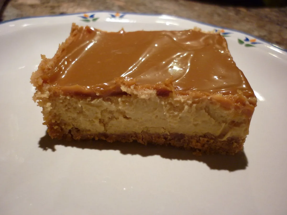 Stück Käsekuchen mit Kaffee