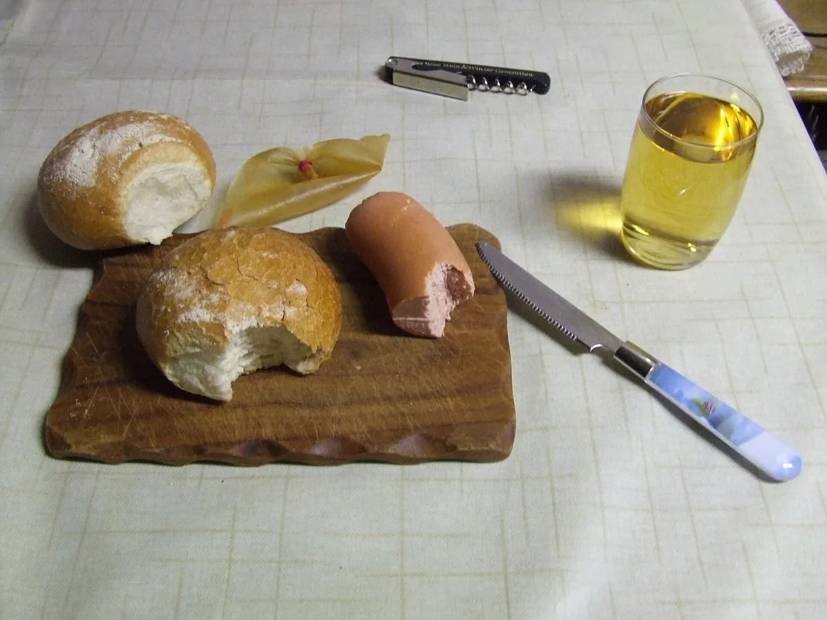 Weißwein in Gläsern auf einem Tisch