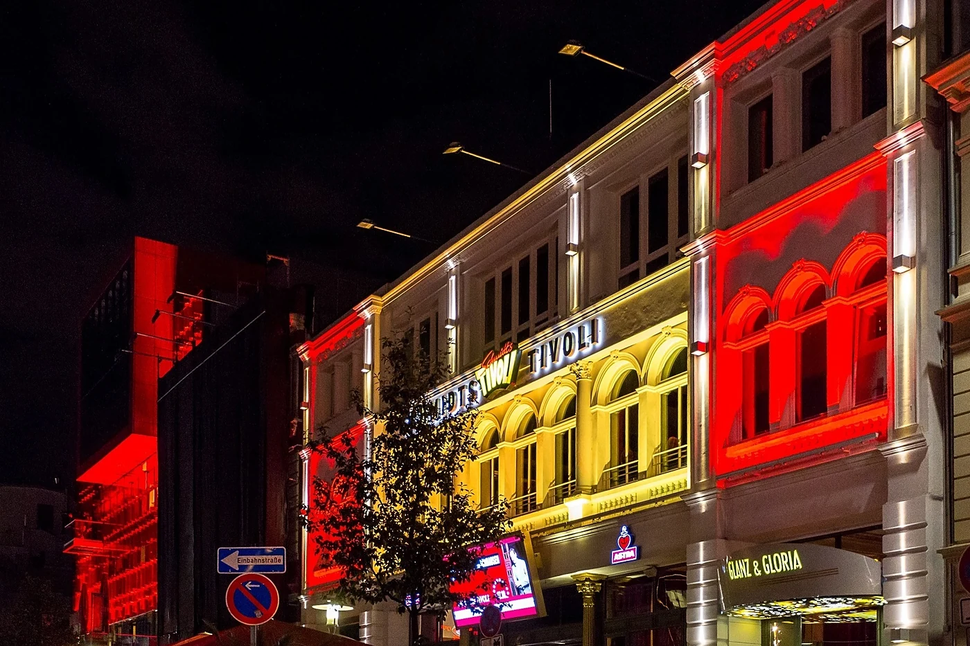 Fassade von Schmidts Tivoli am Spielbudenplatz mit Leuchtschrift über dem Eingang