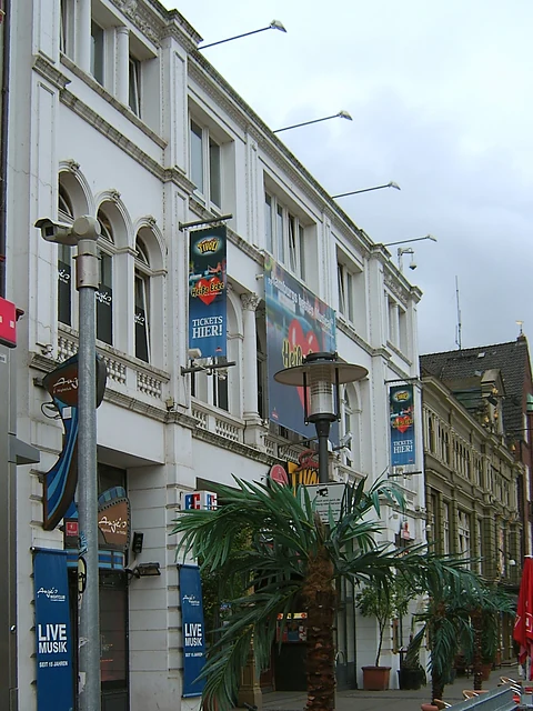 Schmidts Tivoli von der Straßenseite, hohe rote Fassade mit Werbetafeln