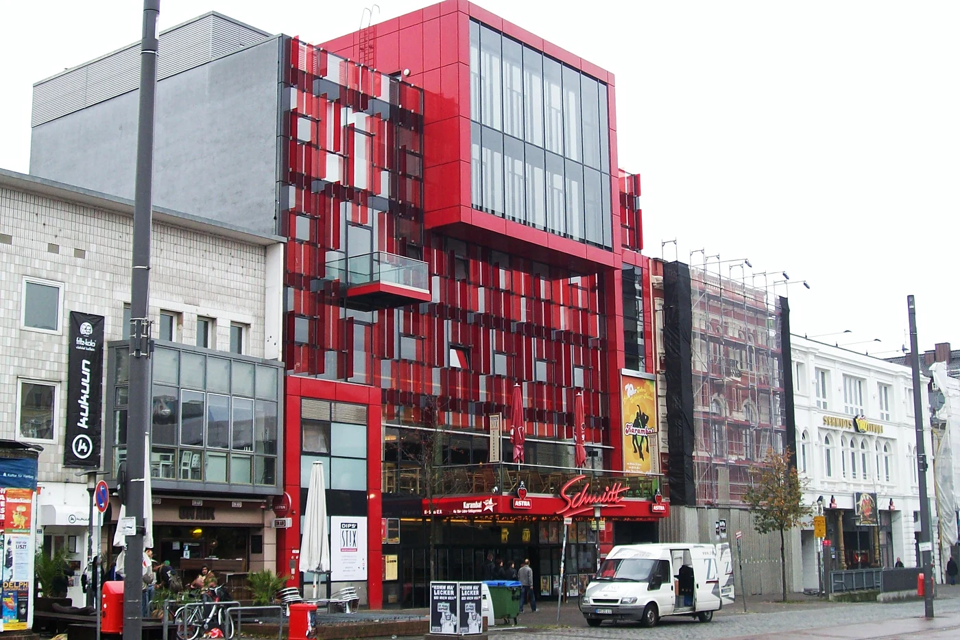 Der Gebäudekomplex von Schmidts Tivoli und Schmidt Theater mit roter Fassade am Spielbudenplatz
