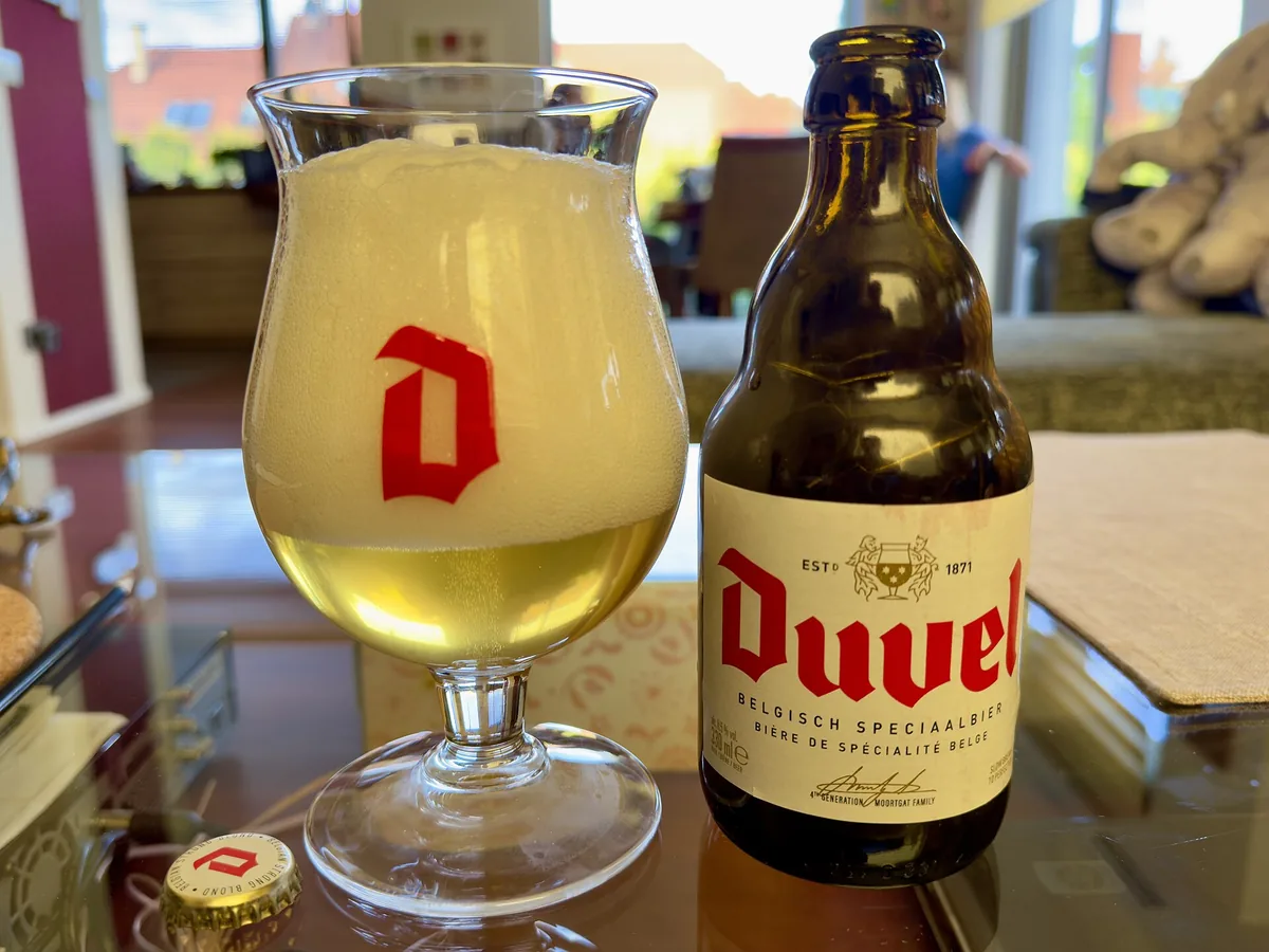 Frisch gezapftes Bier im Glas