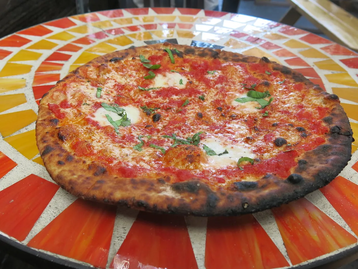 Pizza mit Tomate, Mozzarella und Basilikum