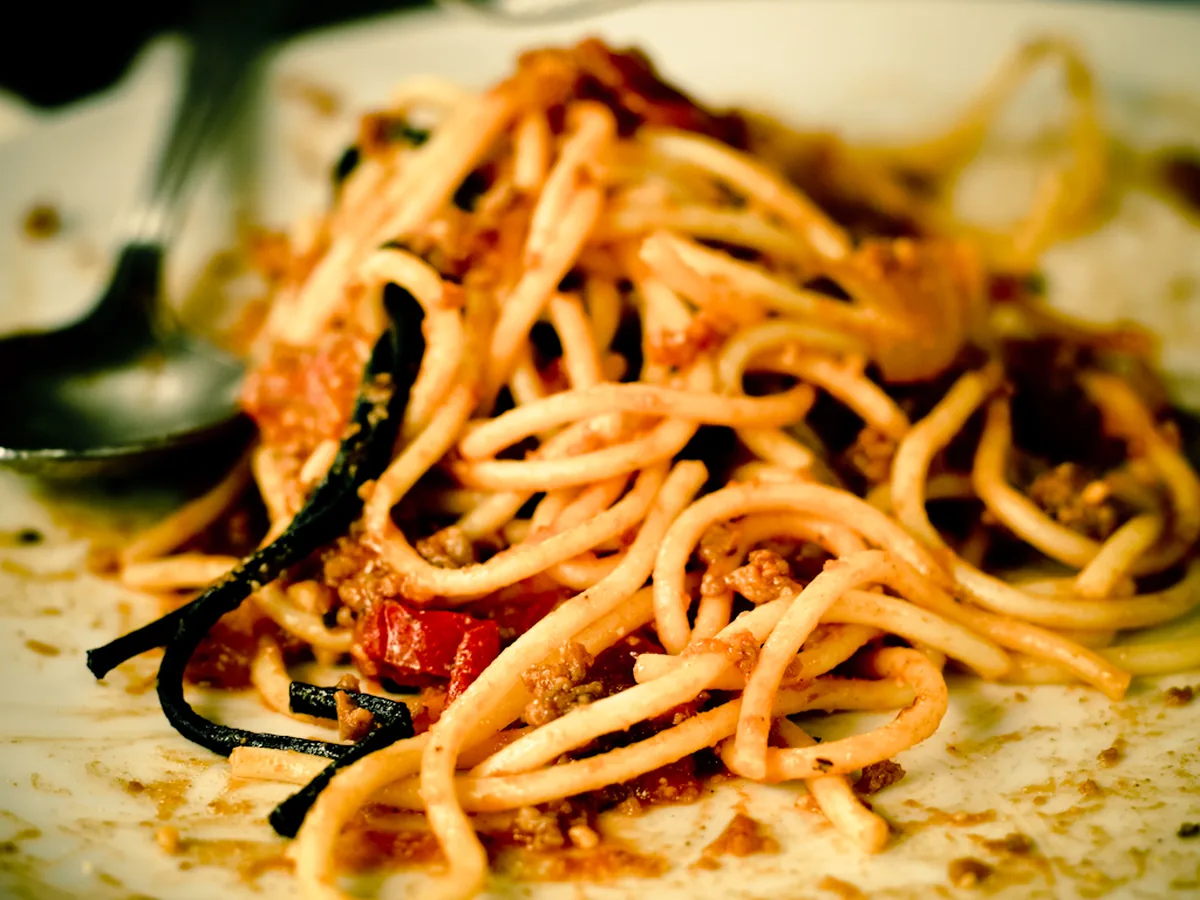 Teller Pasta mit Sauce und Kräutern
