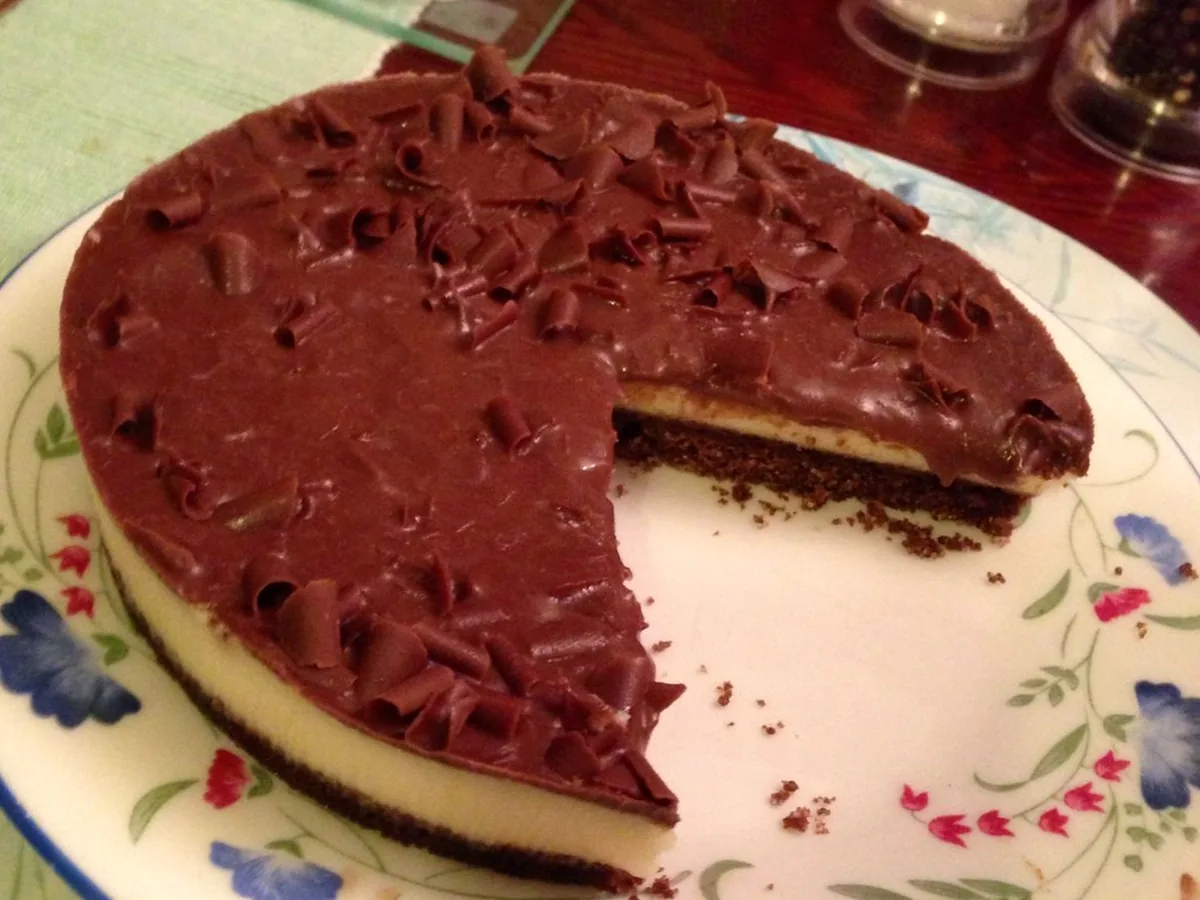 Stück Käsekuchen mit Kaffee