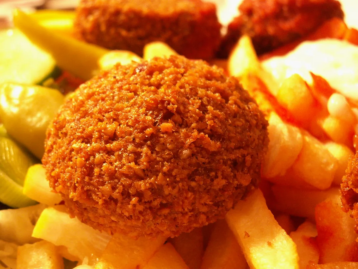 Falafel mit Hummus und Gemüse