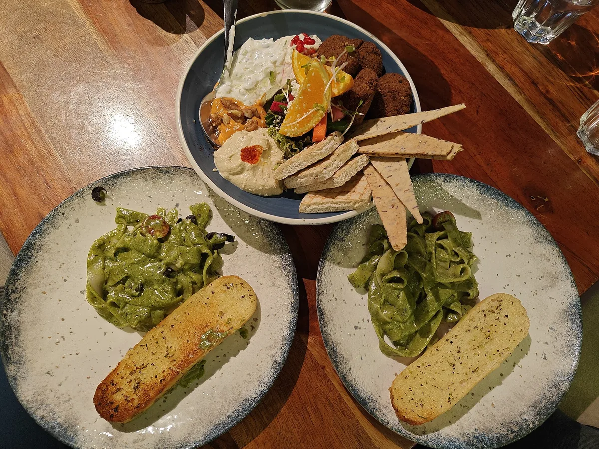 Falafel mit Hummus und Gemüse