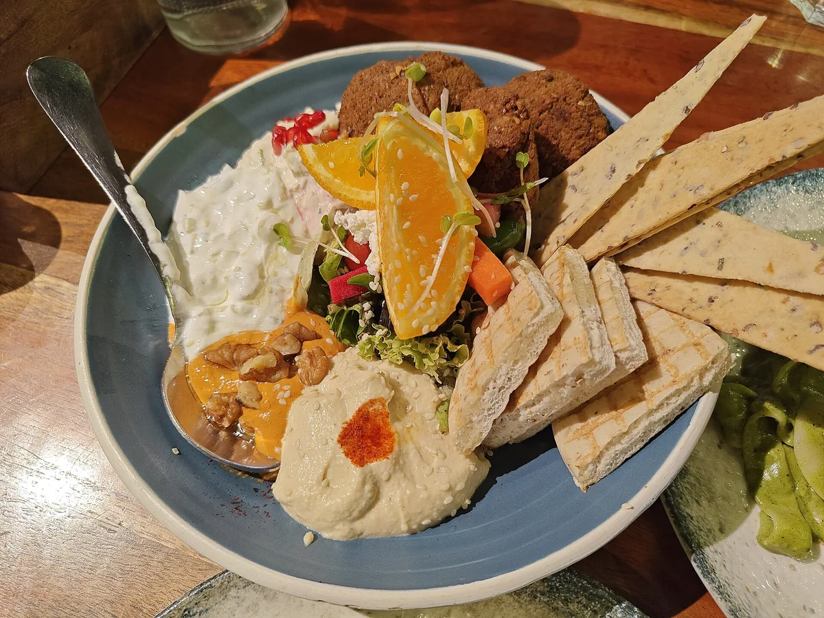 Fladenbrot auf einem Teller