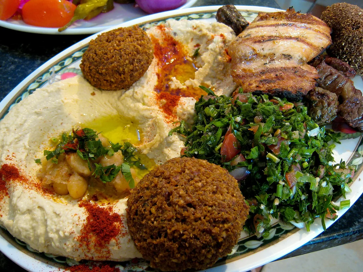 Falafel mit Hummus und Gemüse