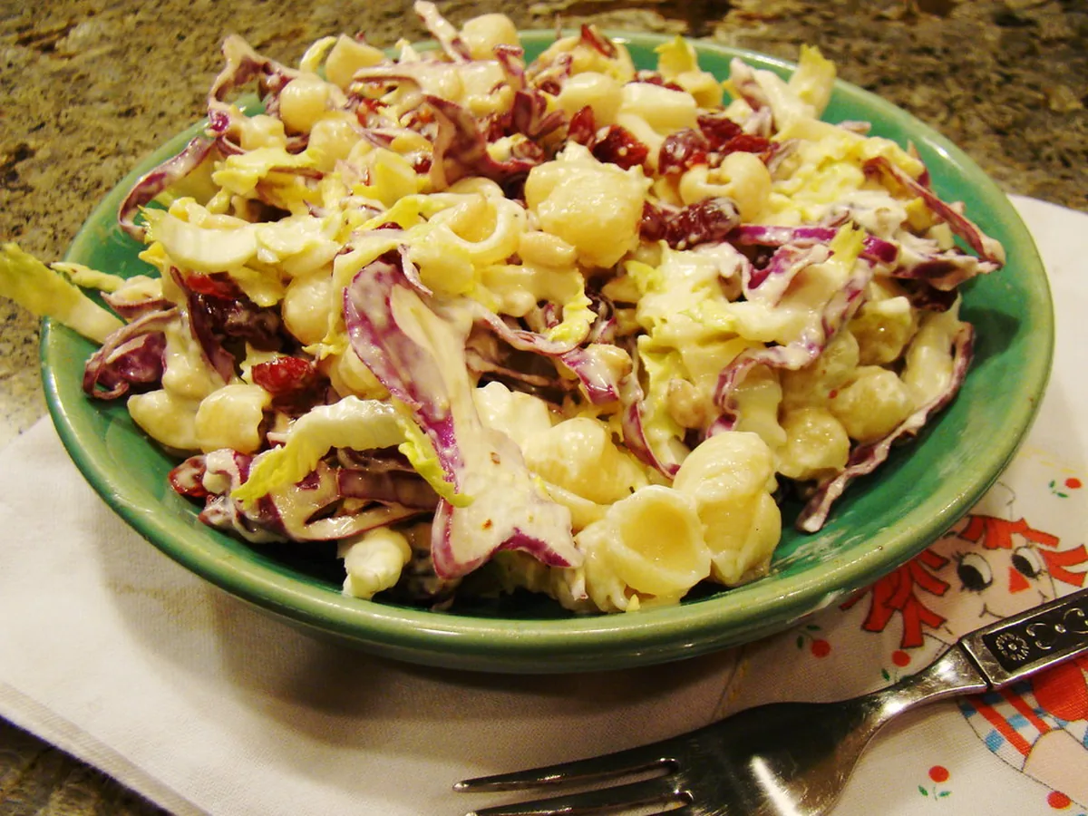 Teller Pasta mit Sauce und Kräutern