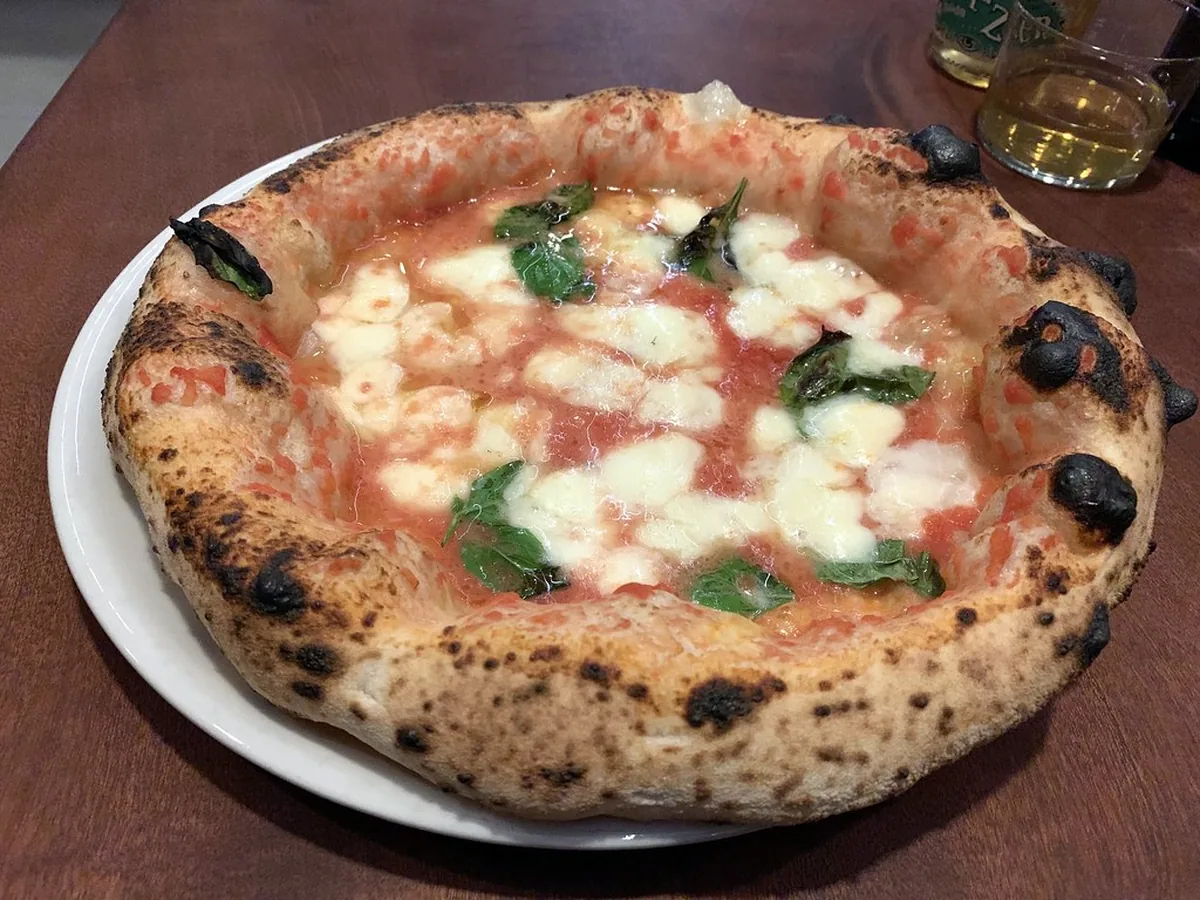 Pizza mit Tomate, Mozzarella und Basilikum